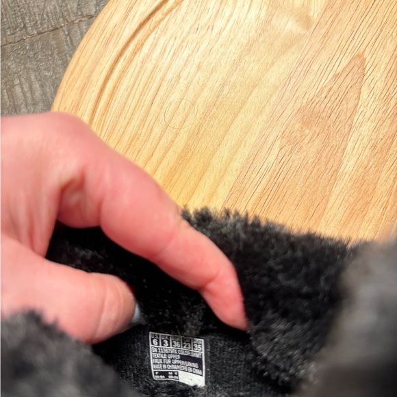 Skechers BOBS Slippers with Black Fur Lining - Picture 5 of 7